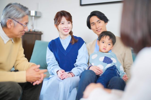 育児と介護に向き合う家族のイメージ