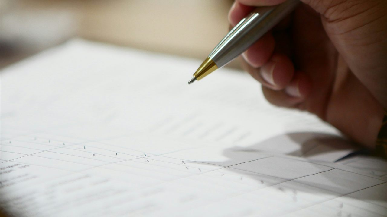 介護休業給付金の申請書類に記入するイメージ