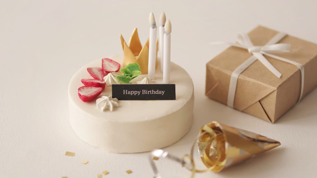 ろうそくを立てたケーキとプレゼントのイメージ