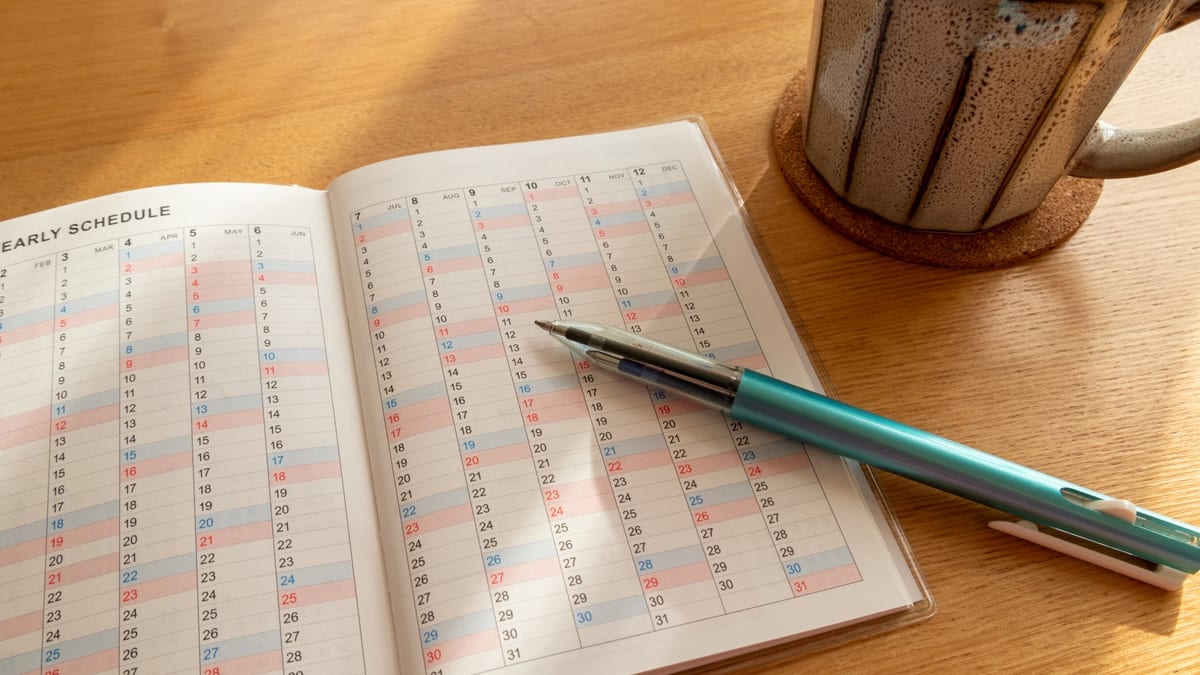 年間の予定を書き込む手帳とペンのイメージ