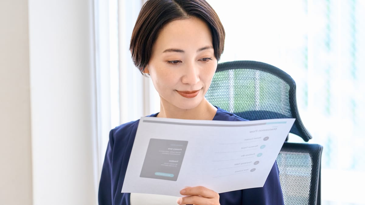 オフィスで書類を確認する女性のイメージ