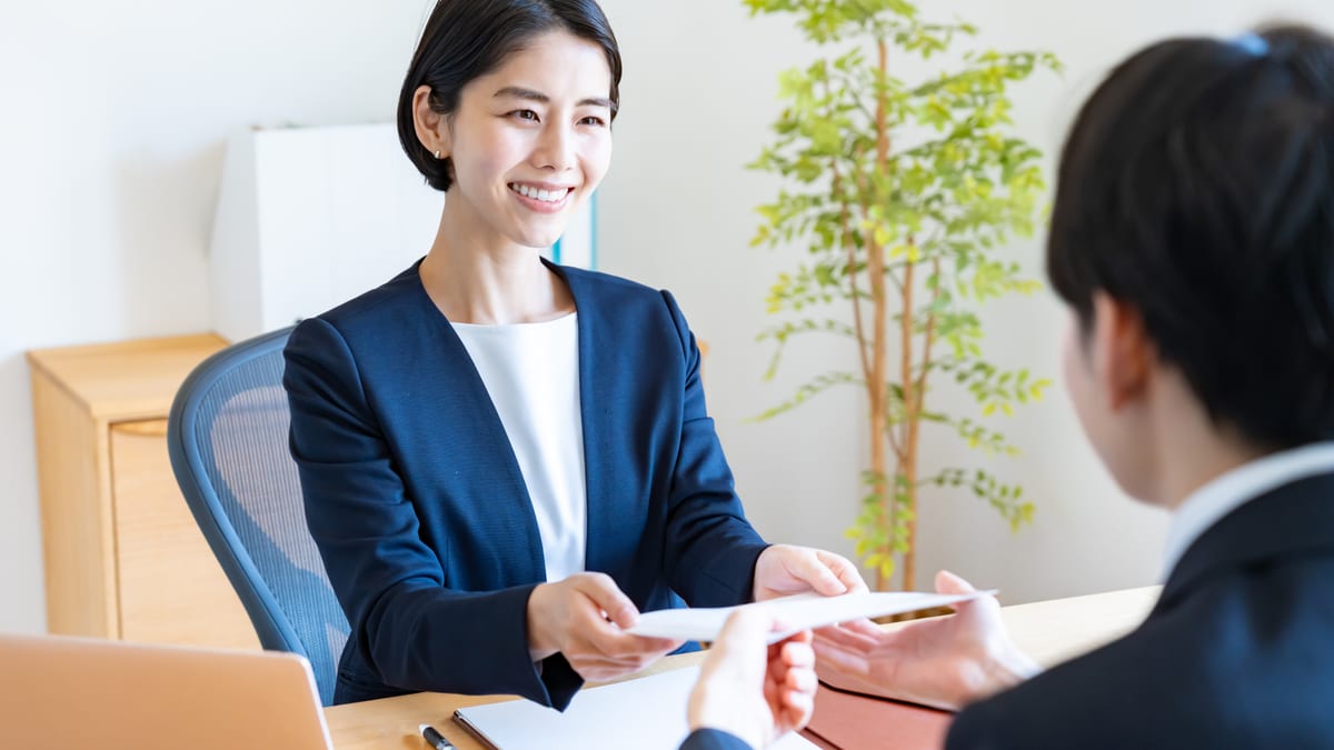 職場で書類を受け渡すイメージ