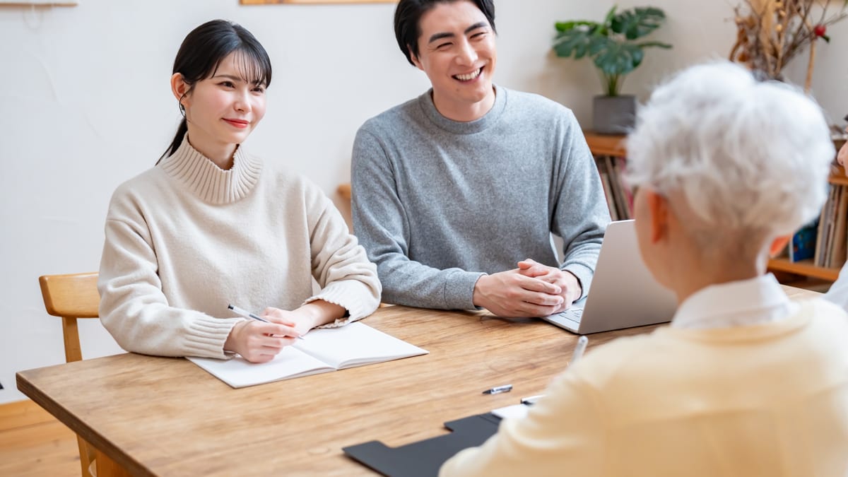 テーブルを囲んで、家族が話し合うイメージ