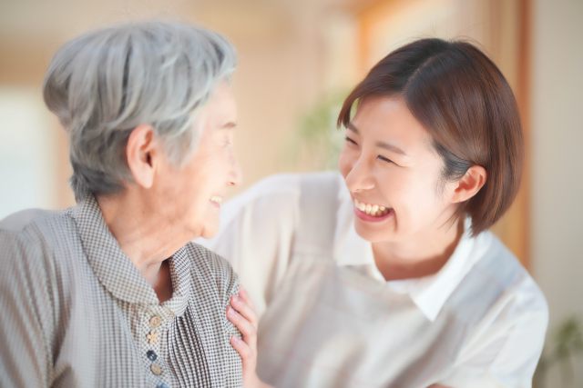 介護の現場で寄り添うスタッフ