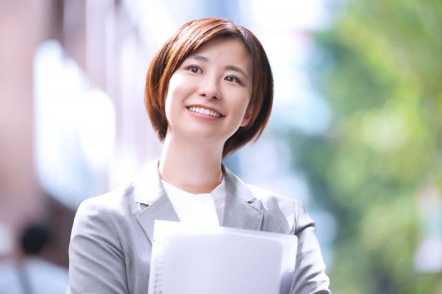 仕事と介護を両立しながら働き続ける従業員のイメージ
